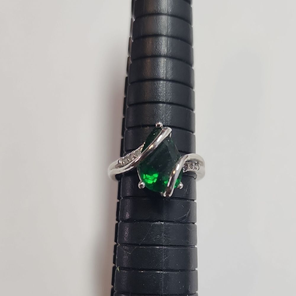 Elegant Silver Plated and Green Glass Gemstone Ring 6.75